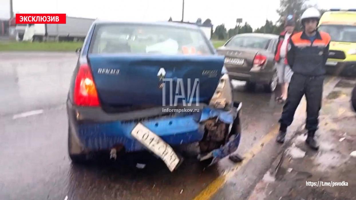 Двухлетняя девочка пострадала в ДТП с тремя автомобилями в Псковском районе
