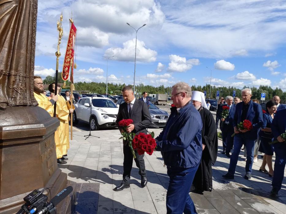 Памятник княгине Ольге открыли у псковского аэропорта