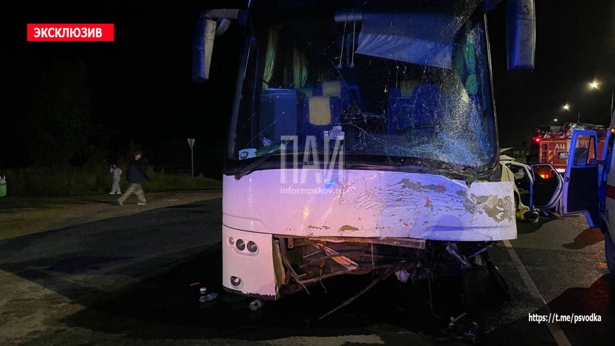 Три человека погибли в ДТП с автобусом в Островском районе