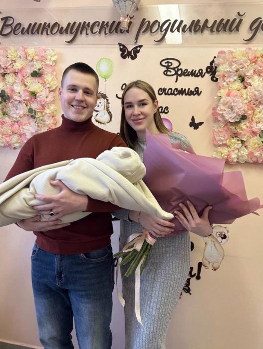 «Побольше декретных отпусков»: сотрудники Псковского перинатального центра стали родителями