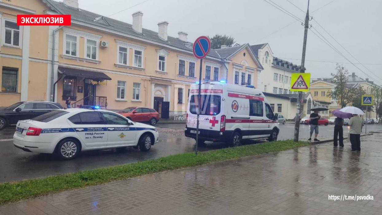 Автомобиль протаранил здание филармонии в Пскове