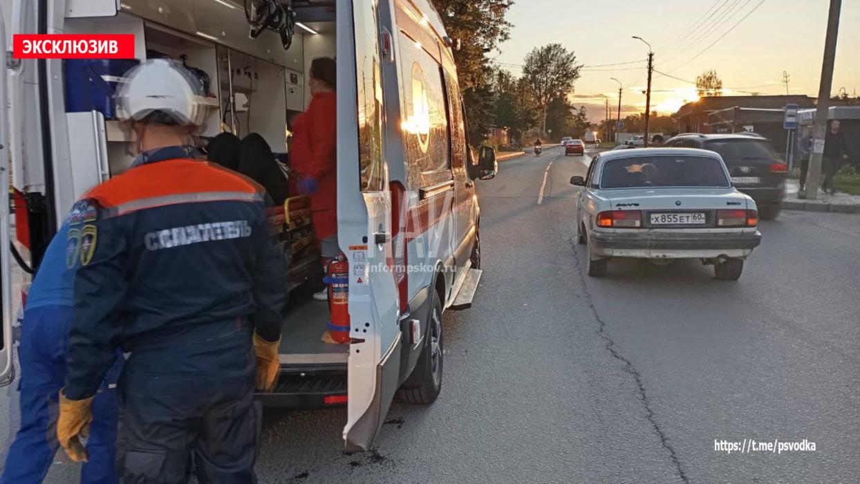 Девушку госпитализировали в больницу после наезда автомобиля в Пскове