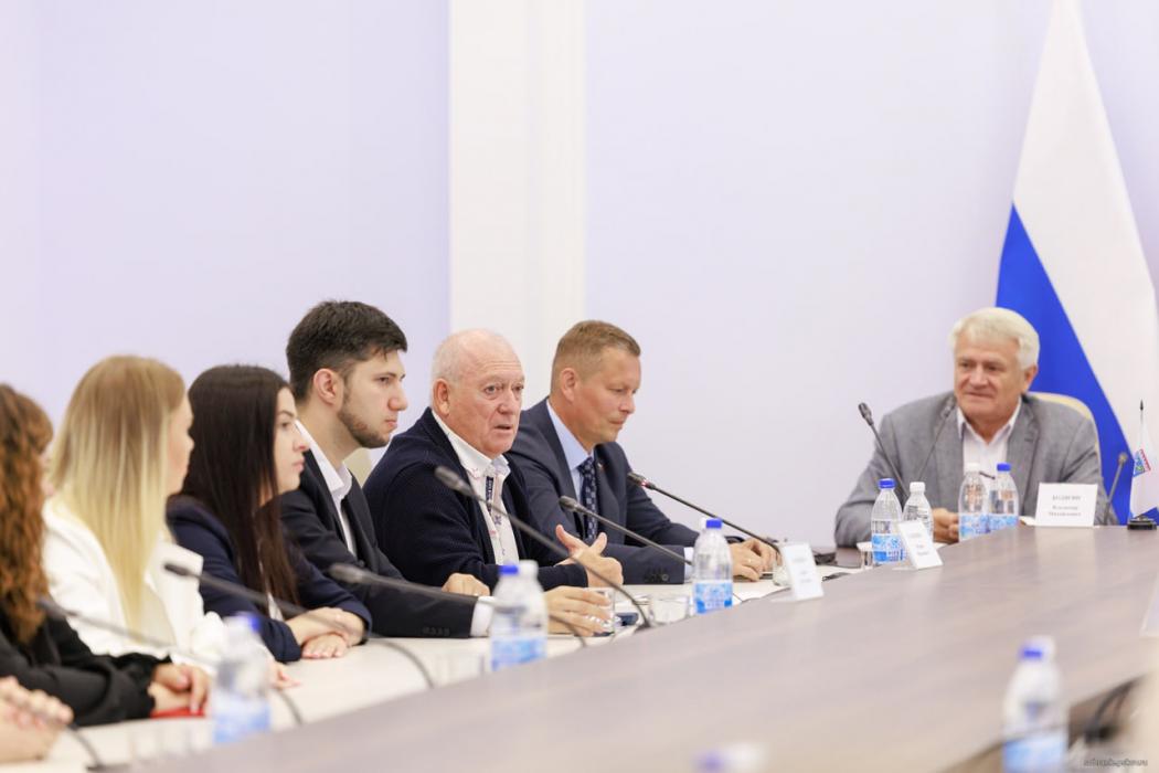Депутаты, ветераны и молодежь из Псковской и Ленинградской областей встретились в Собрании