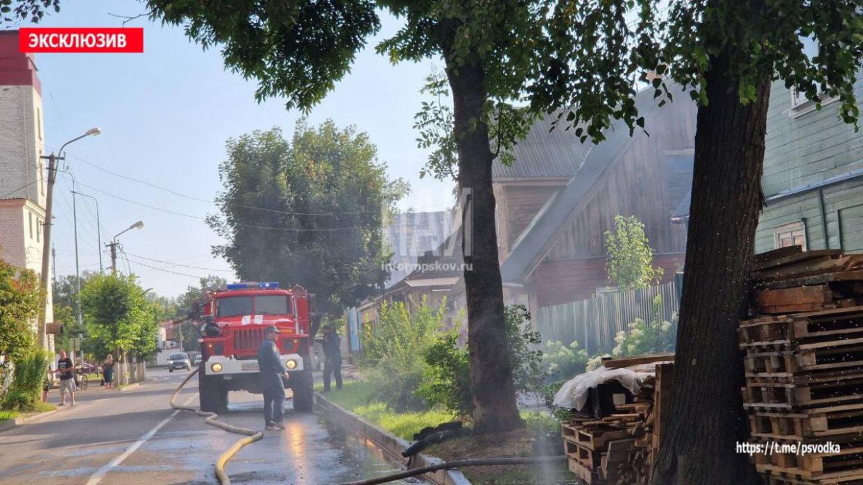 Дом на три семьи загорелся в Печорах