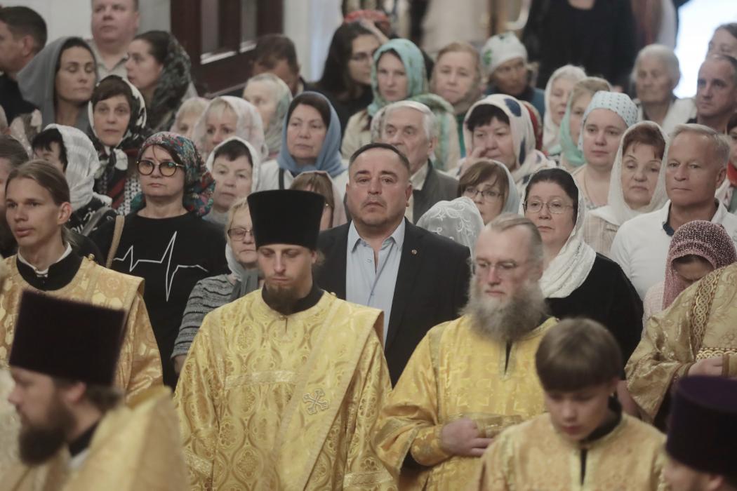 Псков торжественно встретил мощи святого Тихона