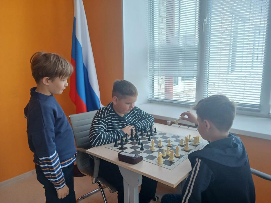 Шахматный турнир в честь Дня флага России проходит в Плюссе