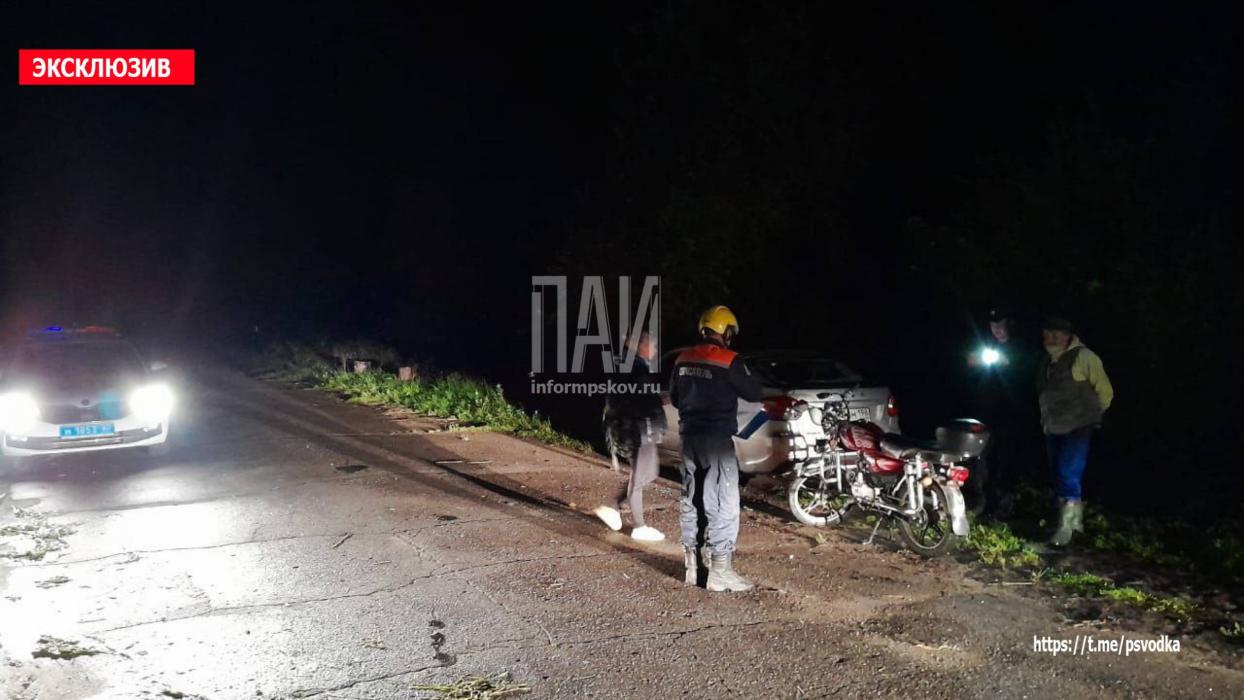Нетрезвый водитель мопеда врезался в припаркованный автомобиль