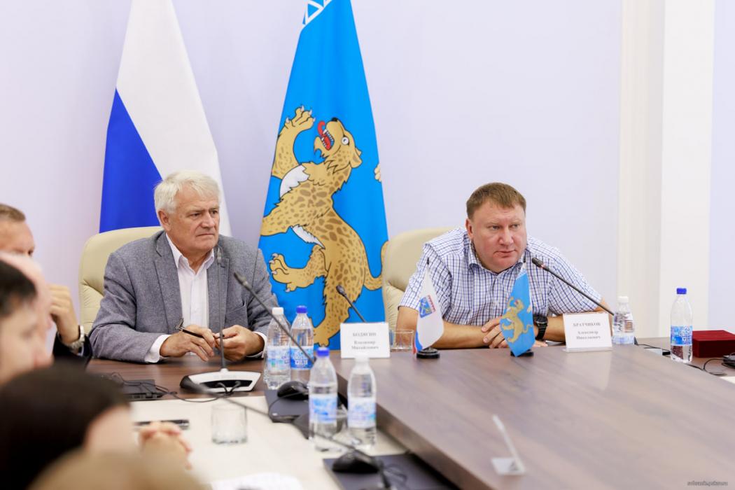 Депутаты, ветераны и молодежь из Псковской и Ленинградской областей встретились в Собрании