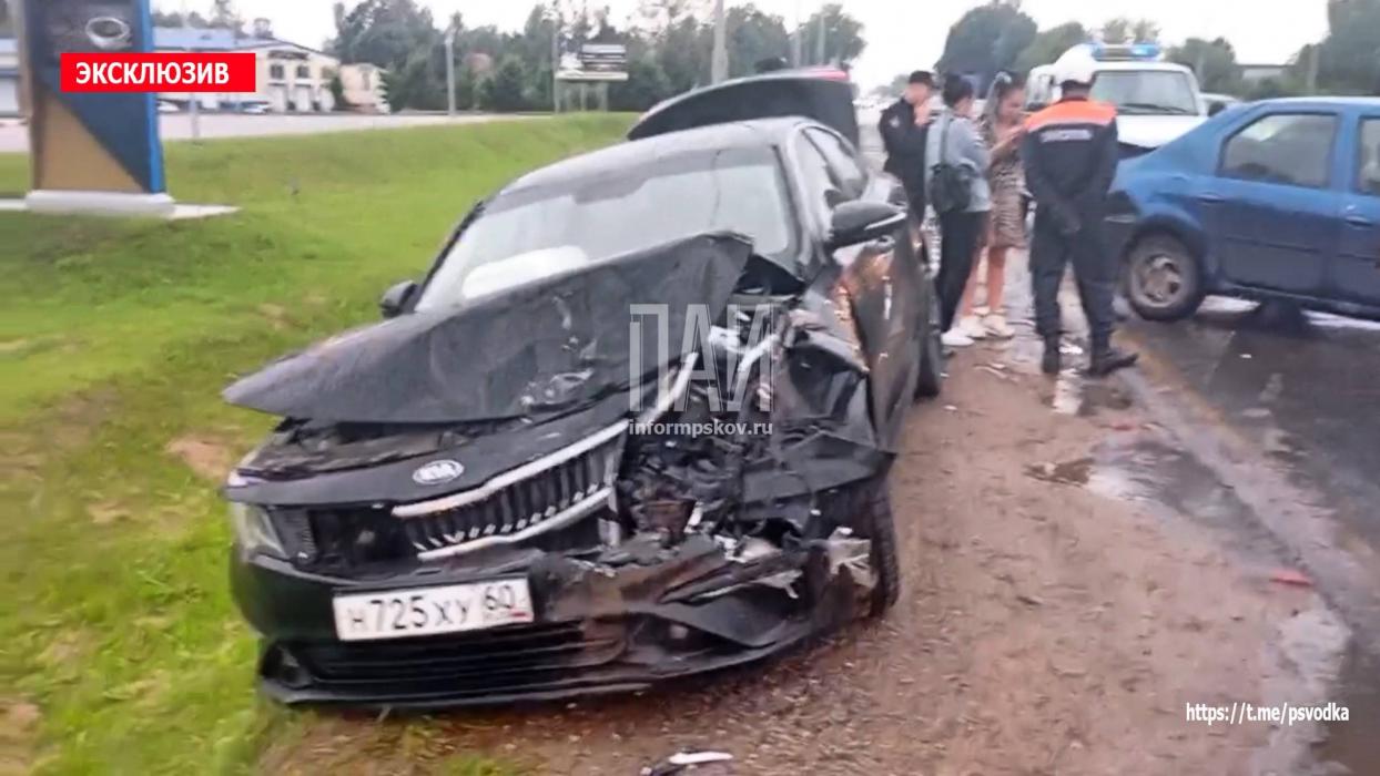 Двухлетняя девочка пострадала в ДТП с тремя автомобилями в Псковском районе