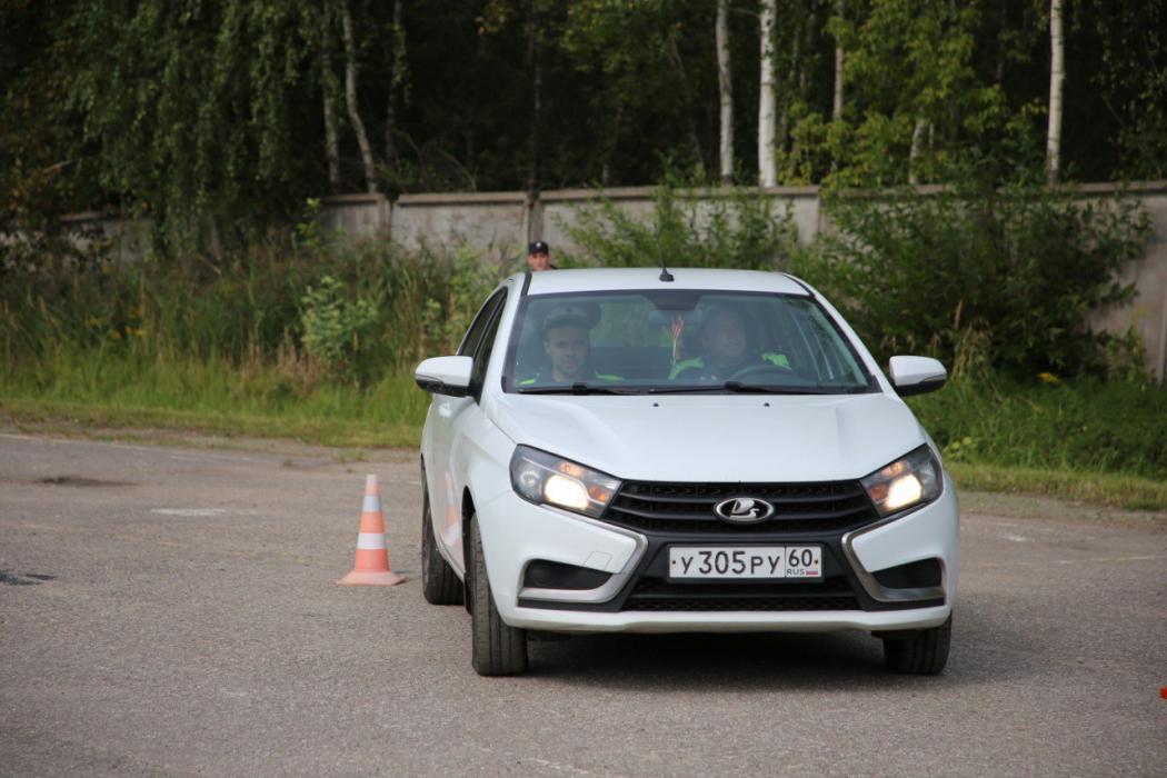 Соревнования по автомобильному многоборью среди полицейских состоялись в Пскове
