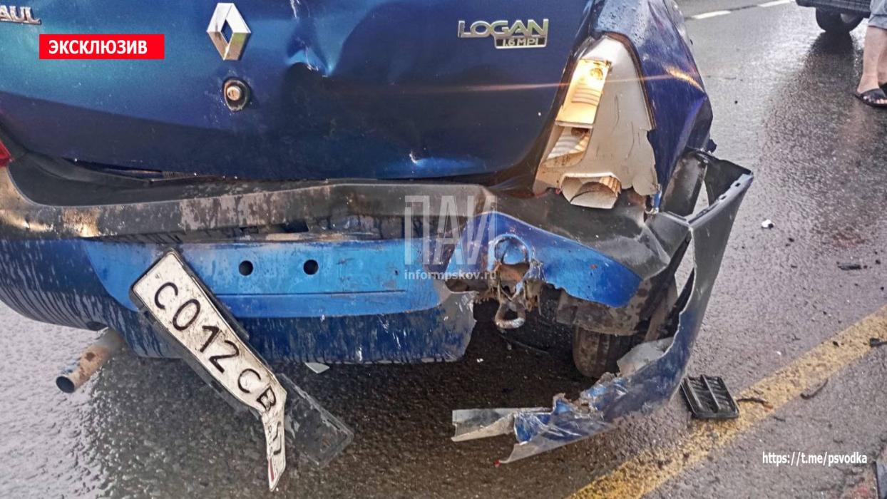 Двухлетняя девочка пострадала в ДТП с тремя автомобилями в Псковском районе