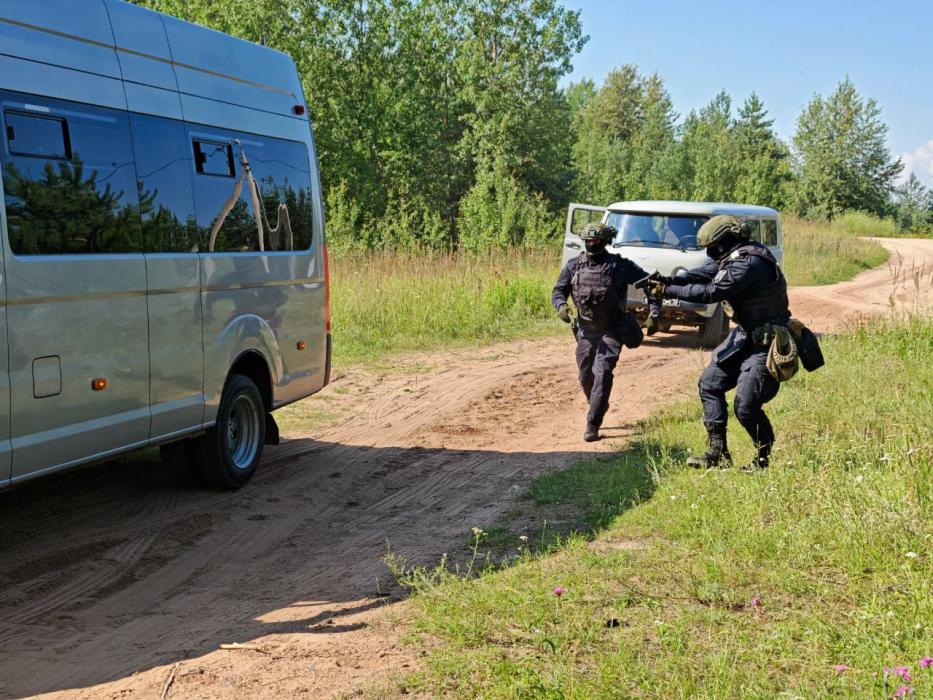 Псковский ОМОН отработал захват преступников с перехватом автомобиля
