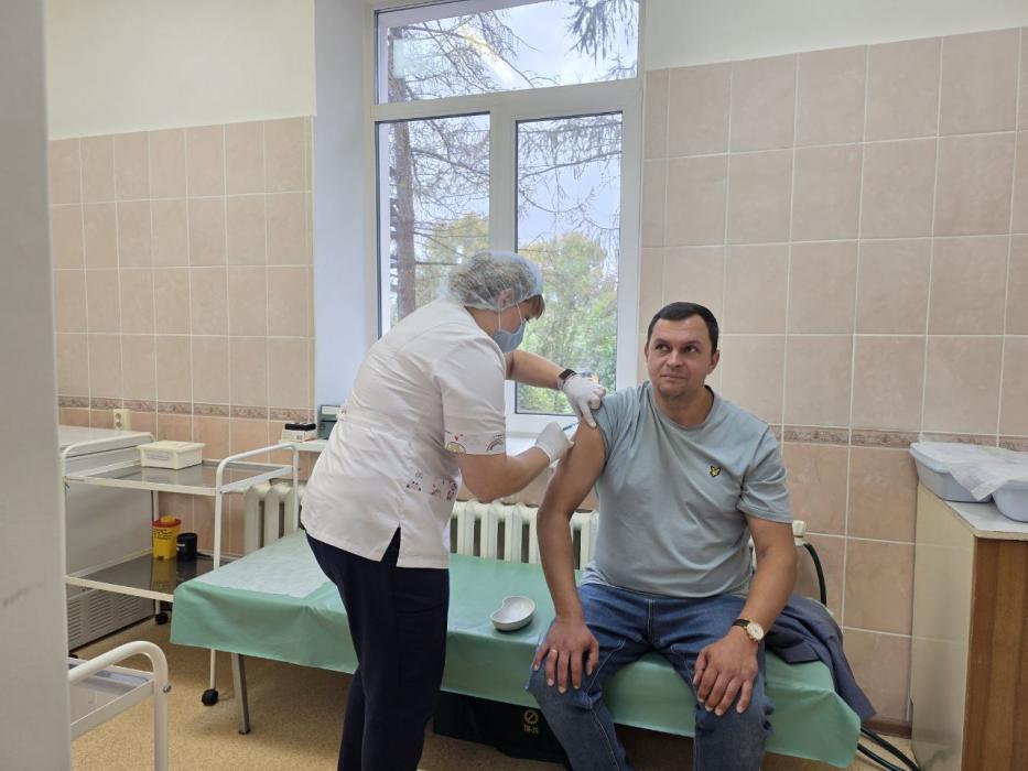 Старт прививочной кампании дали в локнянской больнице