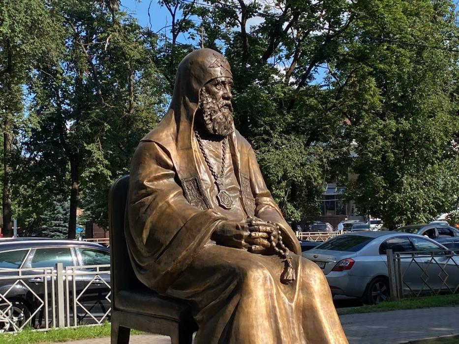 Памятник патриарху Московскому и всея Руси Тихону в Пскове