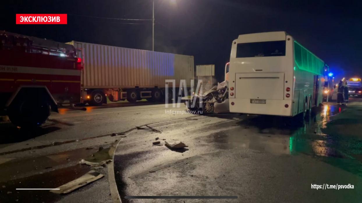Три человека погибли в ДТП с автобусом в Островском районе
