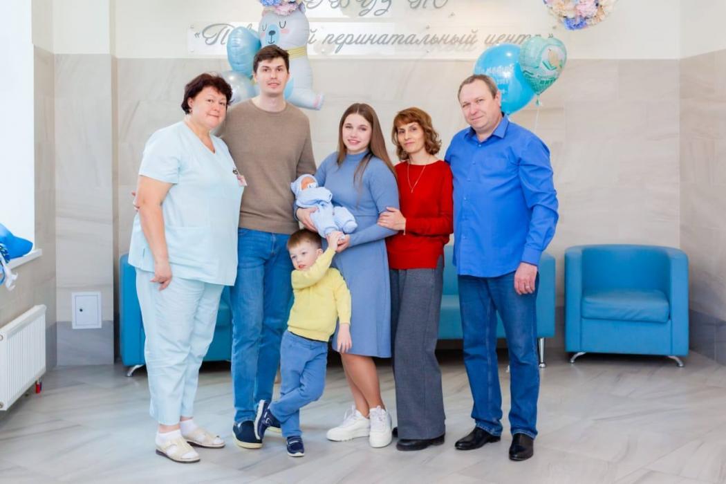«Побольше декретных отпусков»: сотрудники Псковского перинатального центра стали родителями