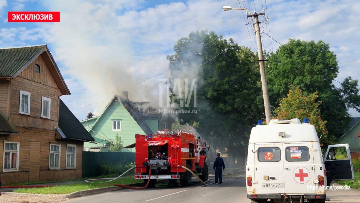 Дом на три семьи загорелся в Печорах