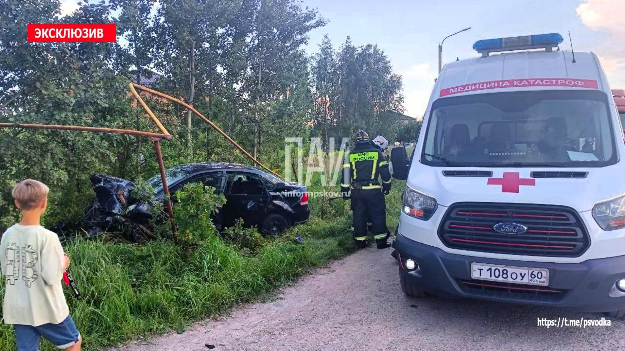  Автомобиль протаранил газовую трубу и вылетел в кювет в Псковском районе