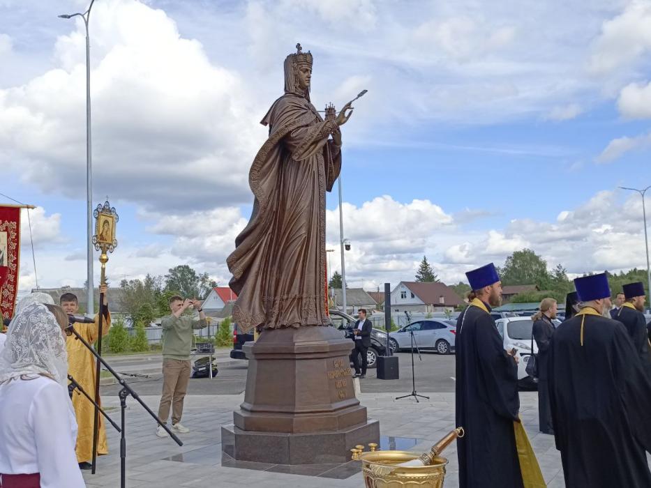 Памятник княгине Ольге открыли у псковского аэропорта