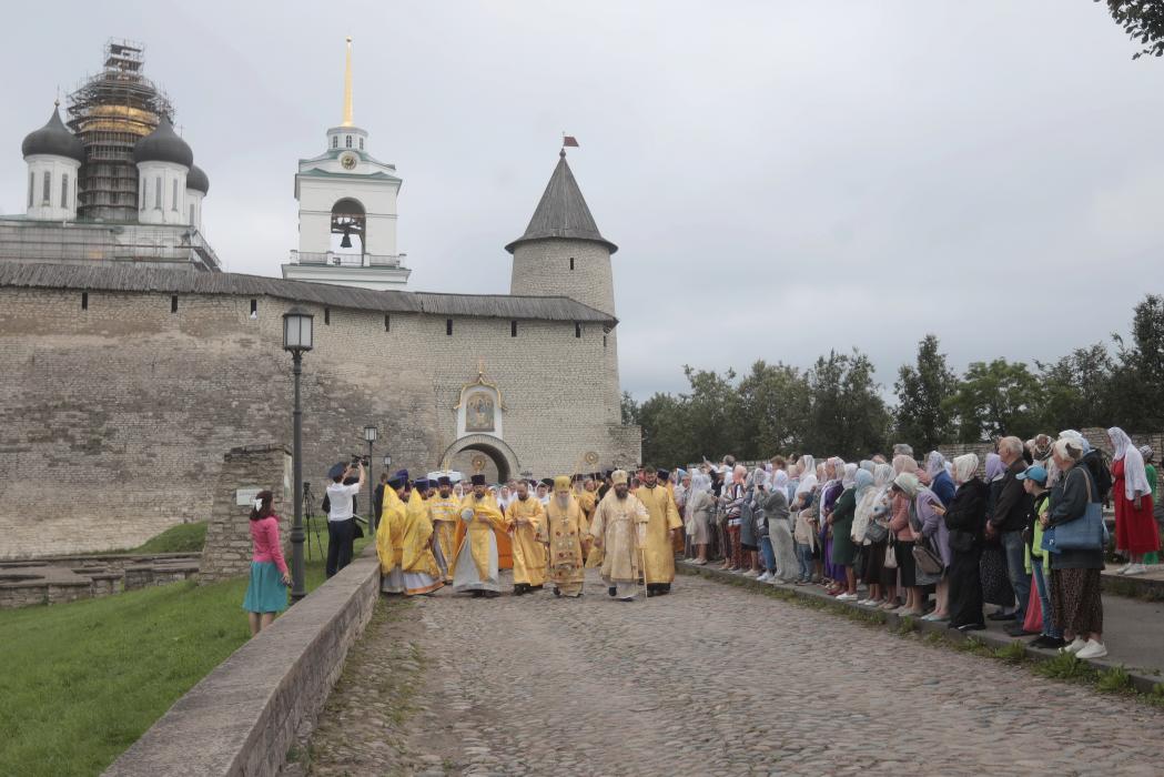 Псков торжественно встретил мощи святого Тихона