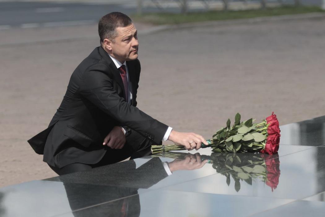 Возложение цветов к мемориалу 