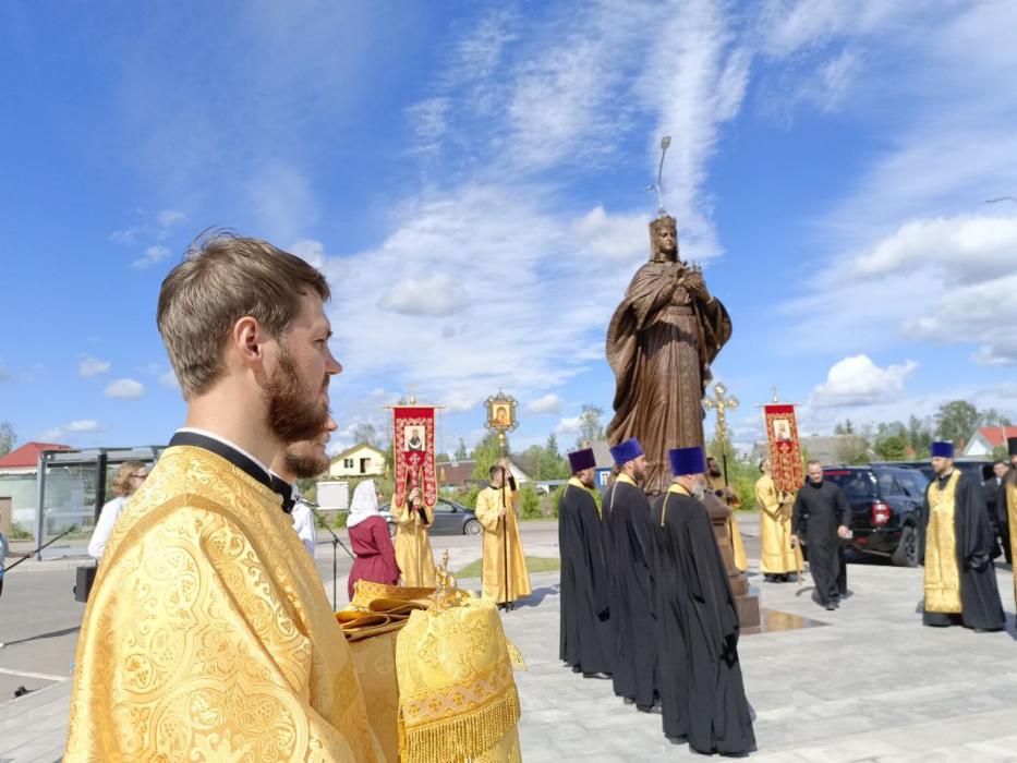 Памятник княгине Ольге открыли у псковского аэропорта