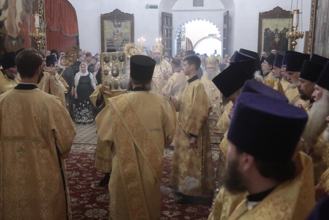 Псков торжественно встретил мощи святого Тихона
