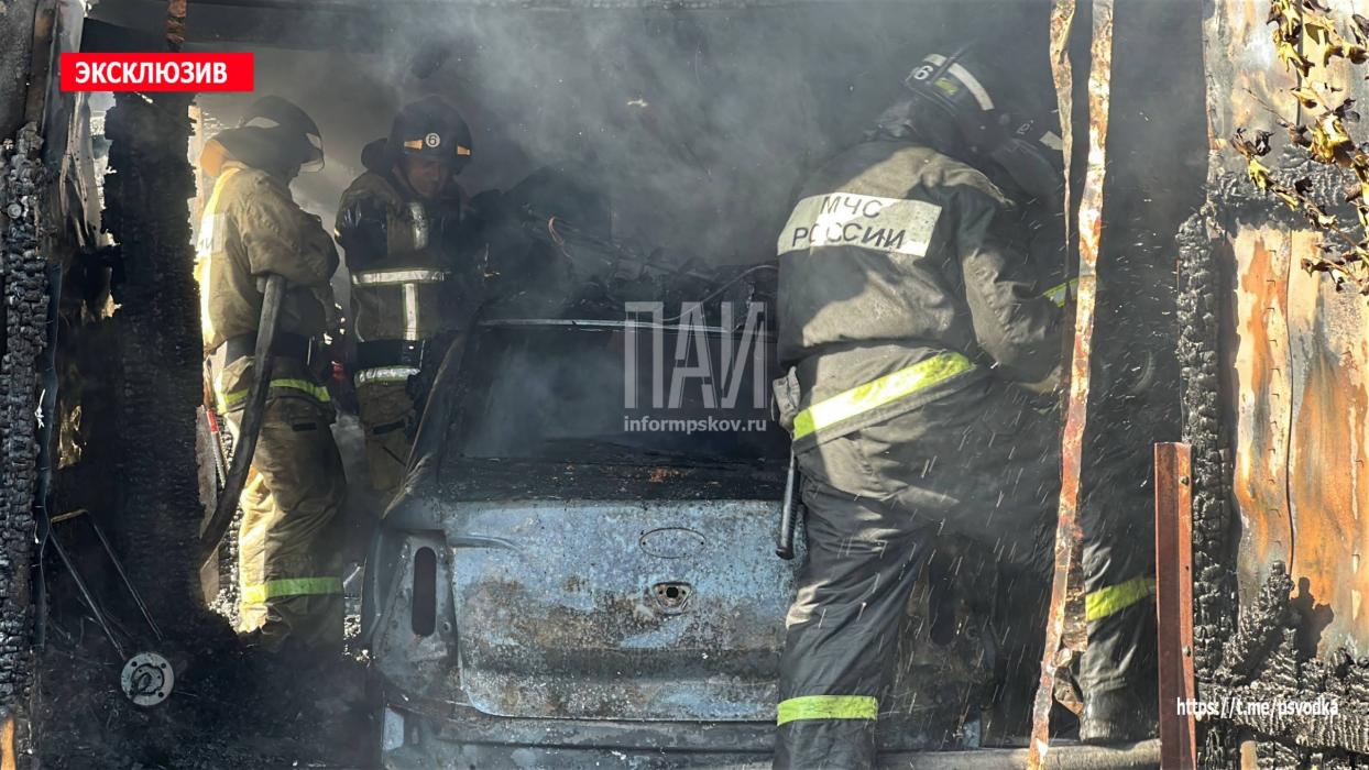 Автомобиль и гараж горели в Великих Луках