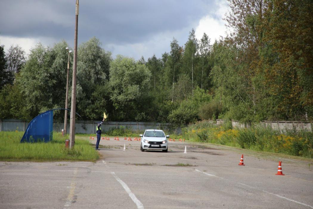 Соревнования по автомобильному многоборью среди полицейских состоялись в Пскове