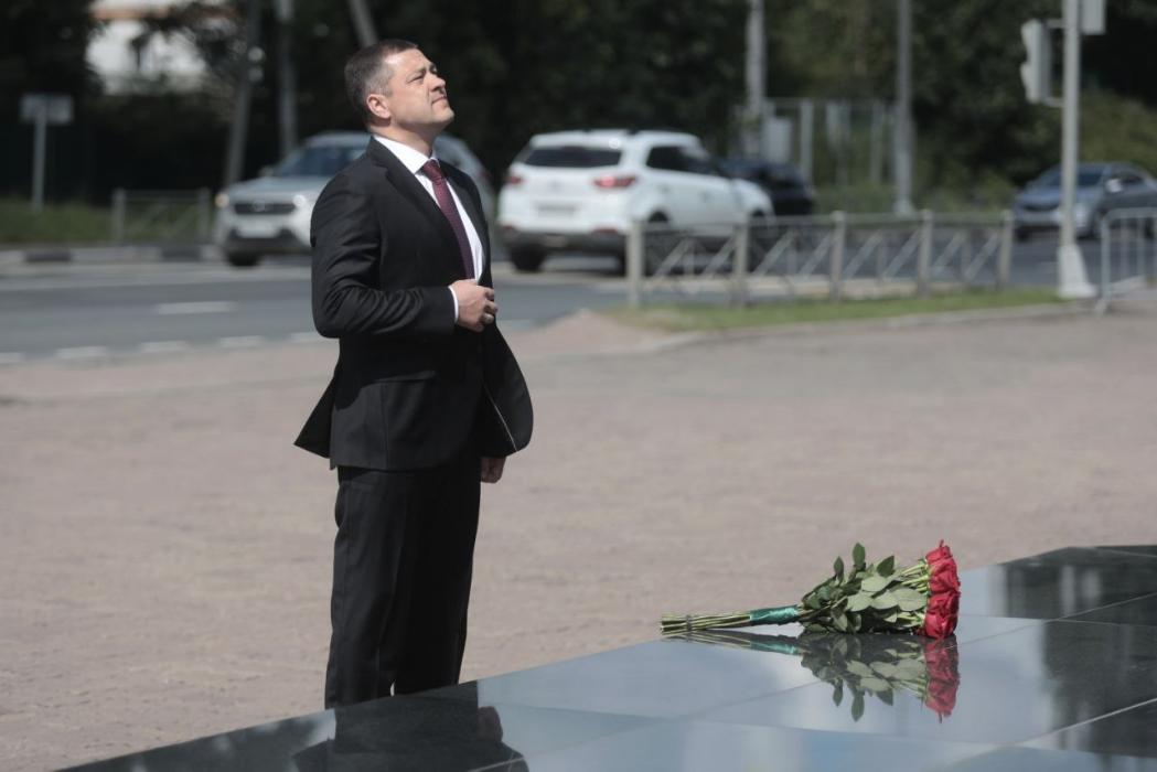 Возложение цветов к мемориалу 