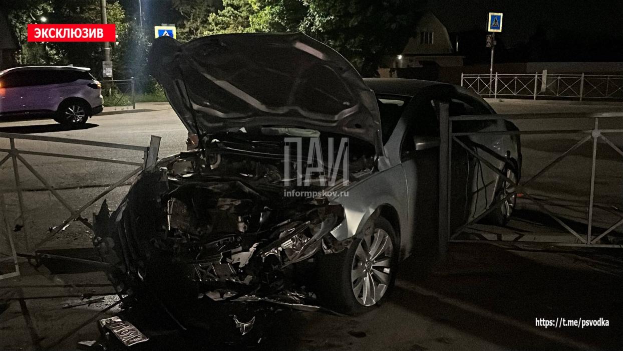 Два автомобиля столкнулись в Великих Луках