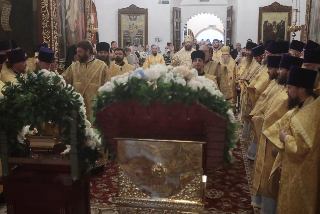 Псков торжественно встретил мощи святого Тихона