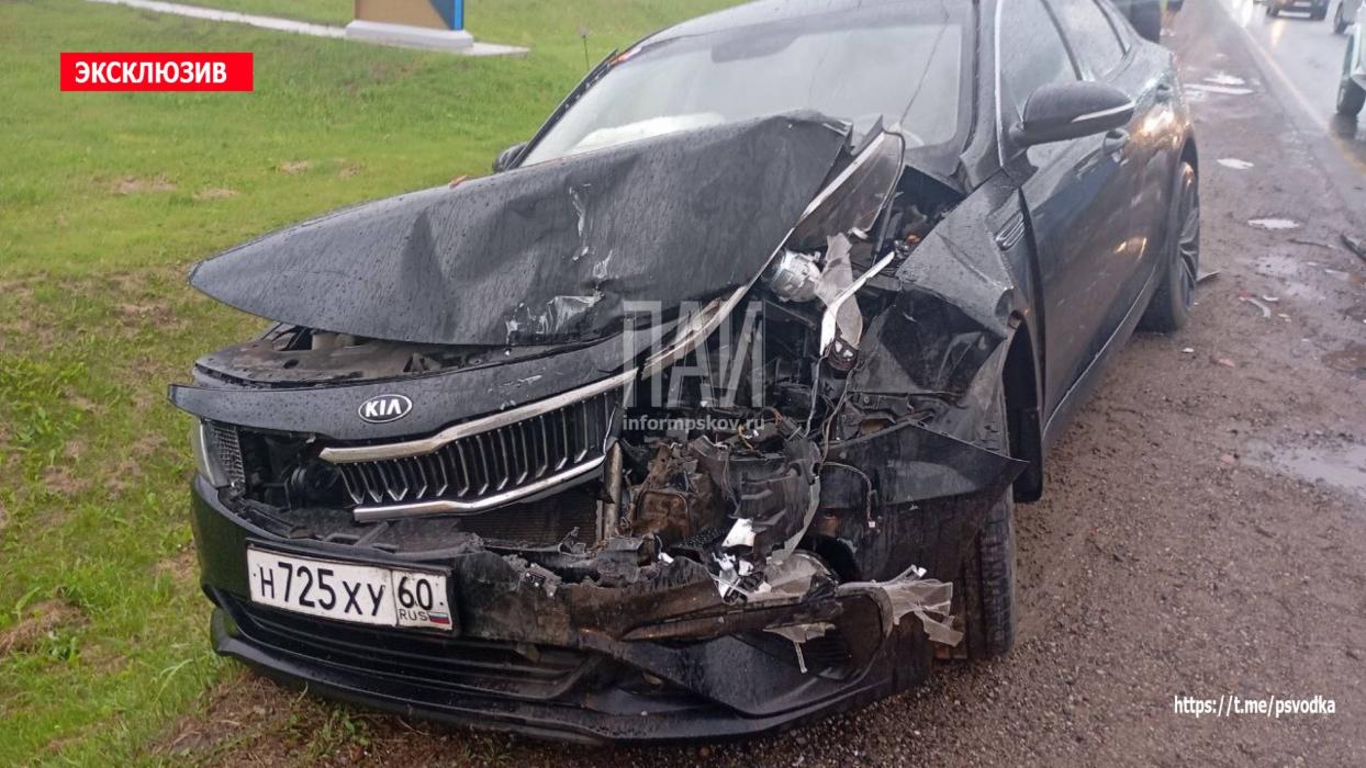 Двухлетняя девочка пострадала в ДТП с тремя автомобилями в Псковском районе