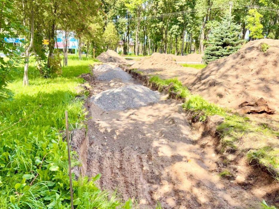 Глава Псковского района проверила ход работ по благоустройству сквера в Серёдке
