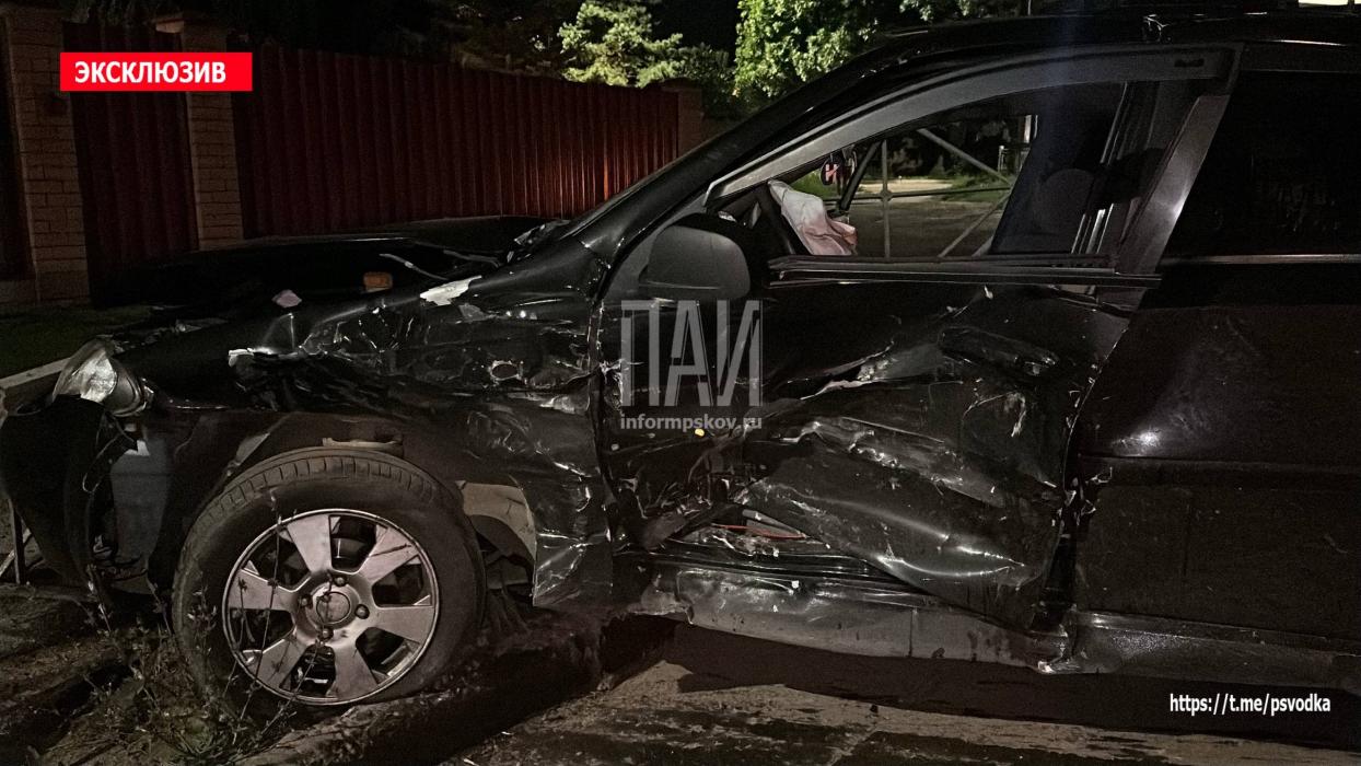 Два автомобиля столкнулись в Великих Луках