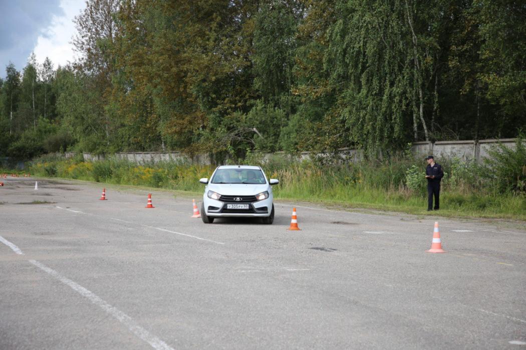 Соревнования по автомобильному многоборью среди полицейских состоялись в Пскове
