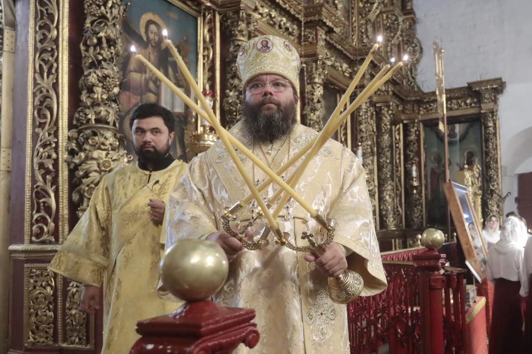 Псков торжественно встретил мощи святого Тихона