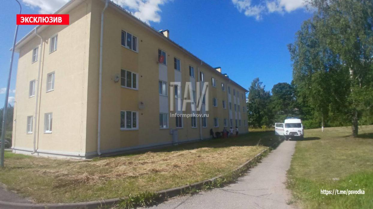 В Псковской области испугавшийся полиции мужчина спрыгнул с третьего этажа