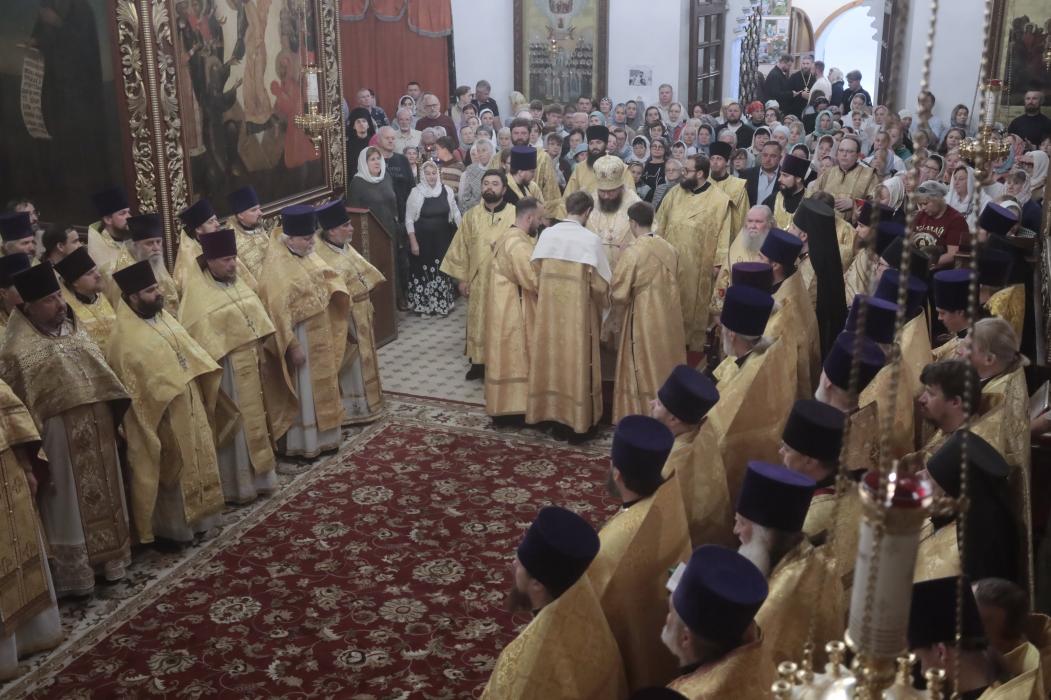 Псков торжественно встретил мощи святого Тихона