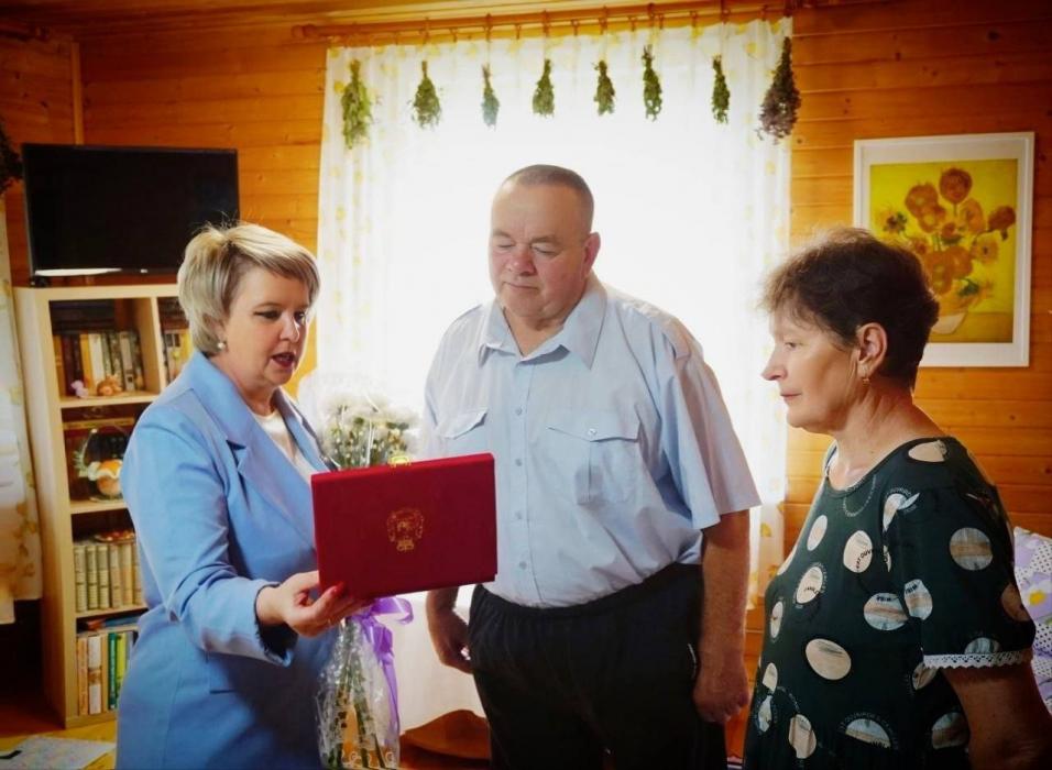 Супружескую пару из Пушкиногорского района наградили знаком «50 лет совместной жизни»