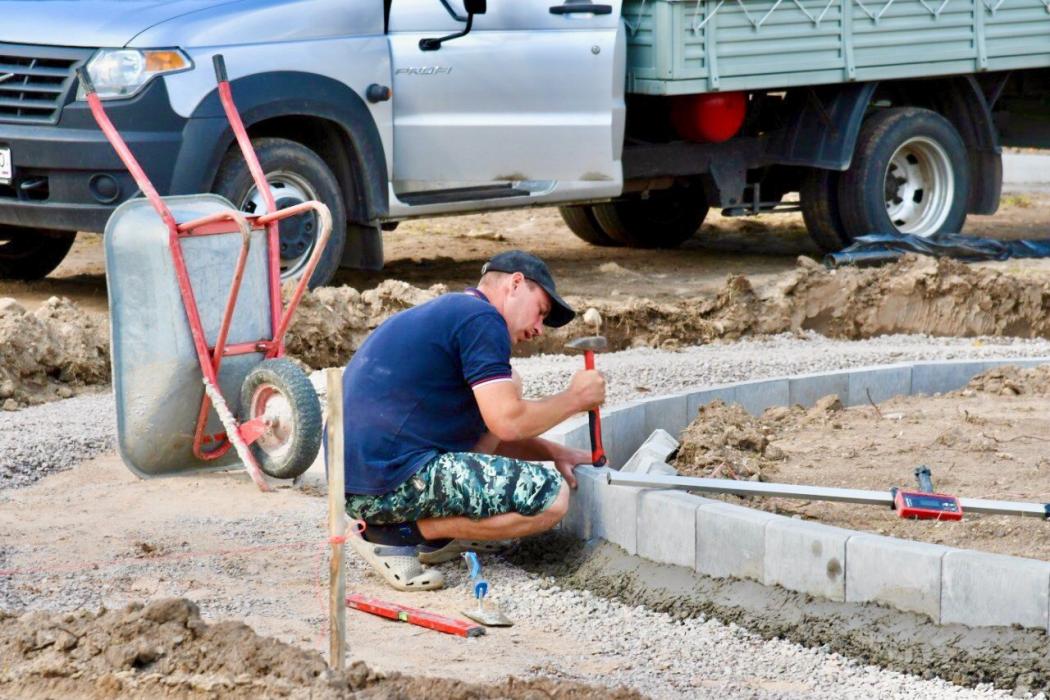 Глава Псковского района проверила ход работ по благоустройству сквера в Серёдке