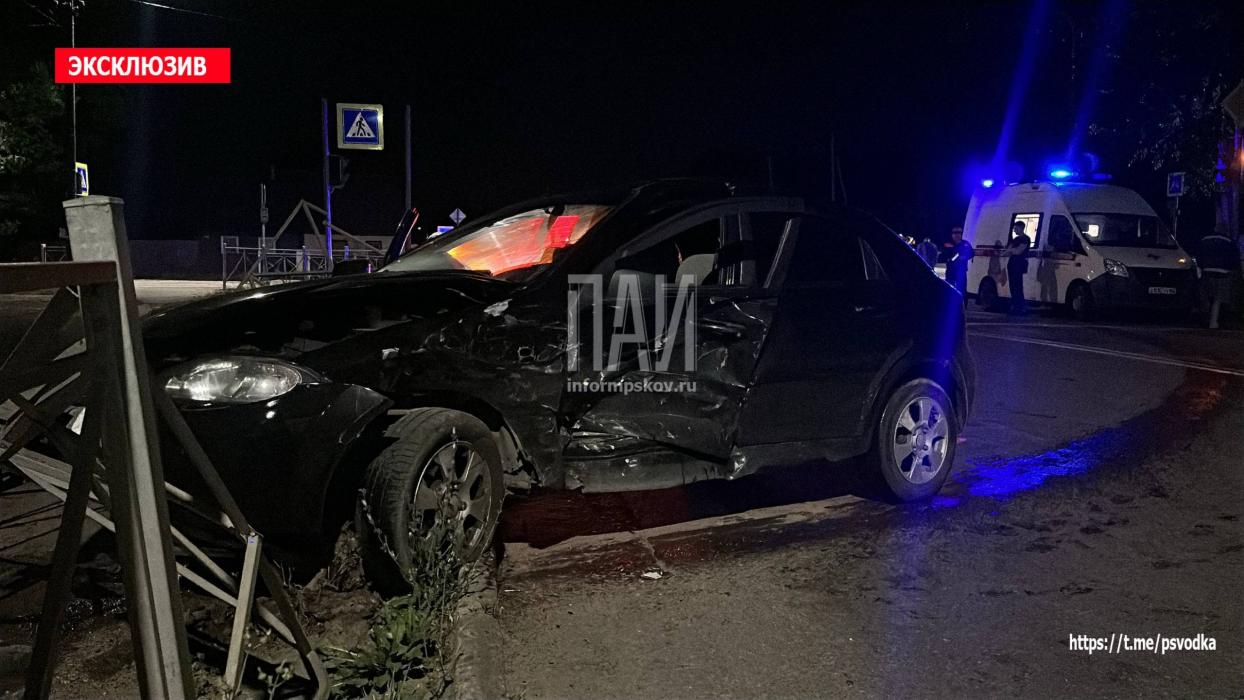 Два автомобиля столкнулись в Великих Луках