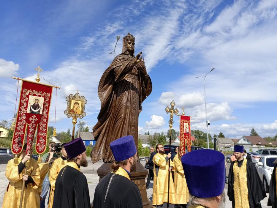 Памятник княгине Ольге открыли у псковского аэропорта