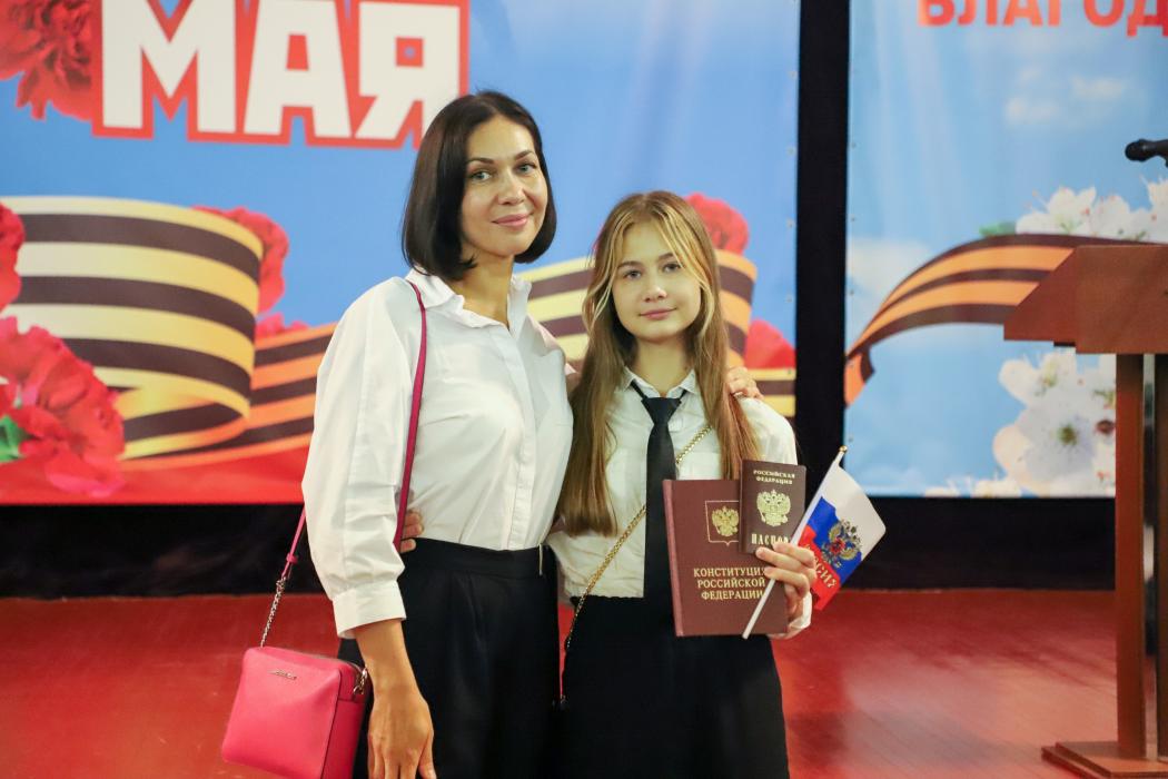 Полицейские отметили День флага вручением паспортов молодым псковичам