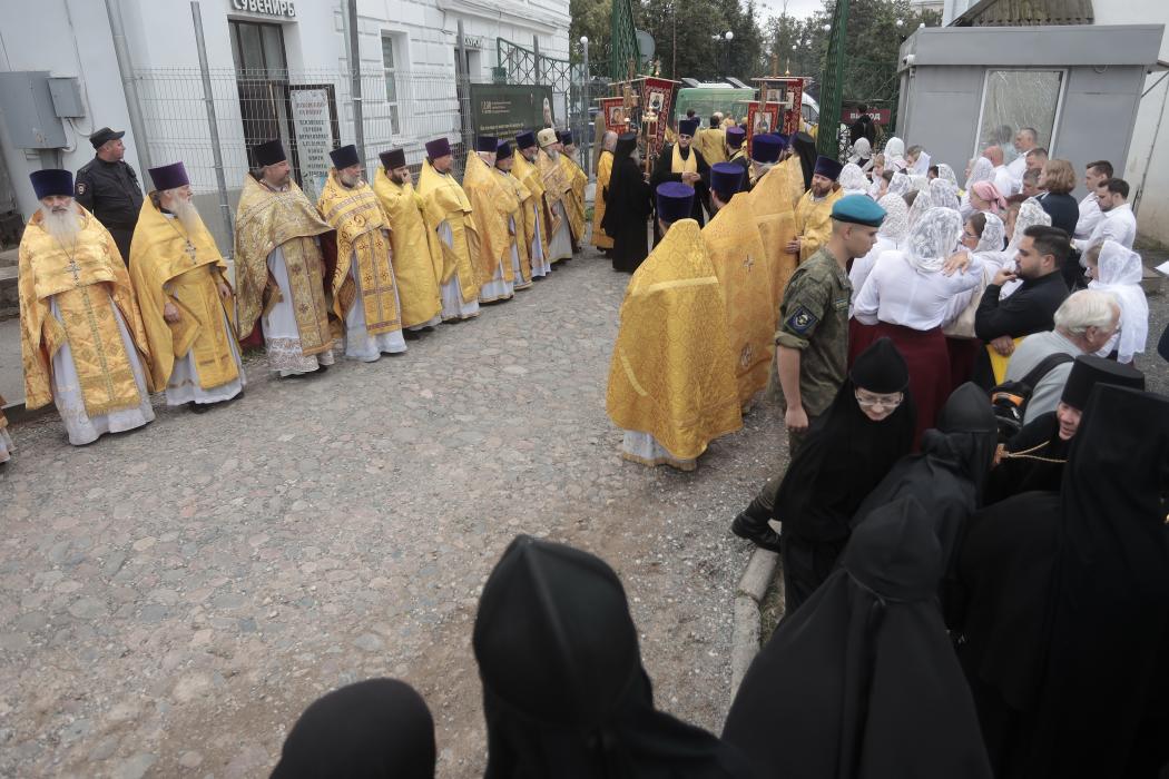 Псков торжественно встретил мощи святого Тихона