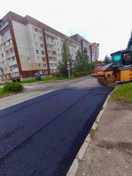 Новый асфальт уложили на изношенных участках четырёх улиц в Пскове