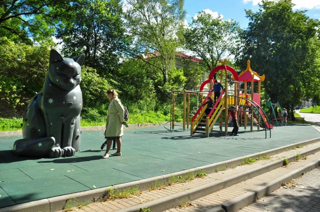 Новая детская площадка появилась на набережной реки Великой