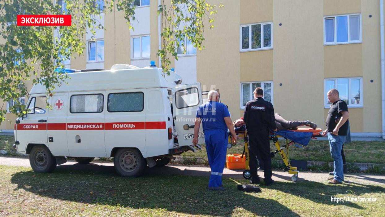 В Псковской области испугавшийся полиции мужчина спрыгнул с третьего этажа