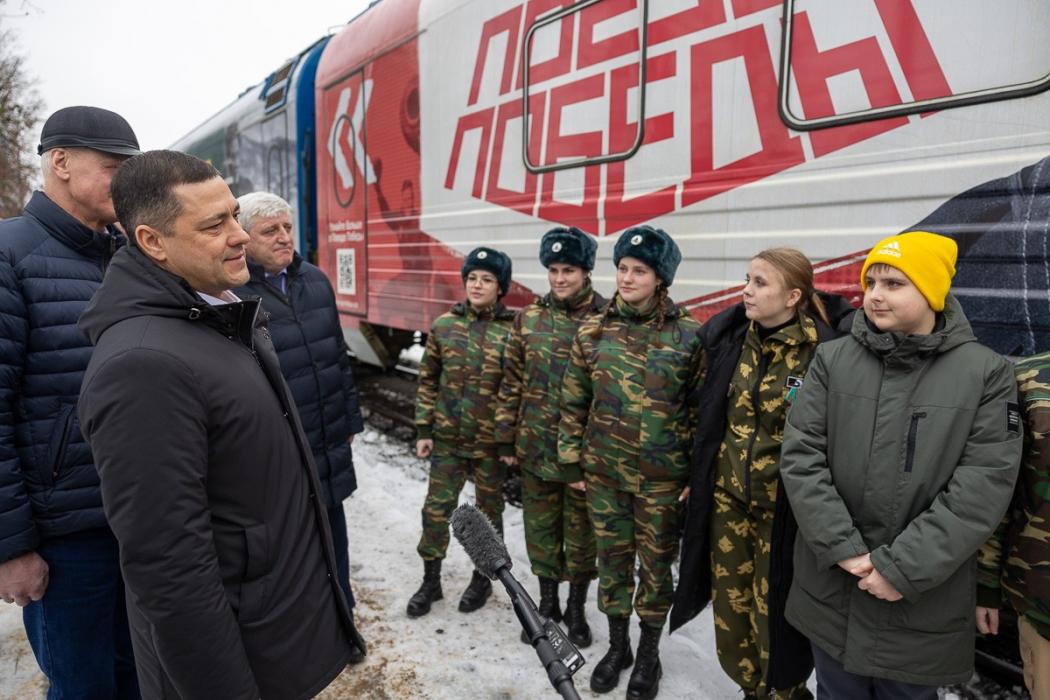 Михаил Ведерников осматривает «Поезд Победы» в Пскове