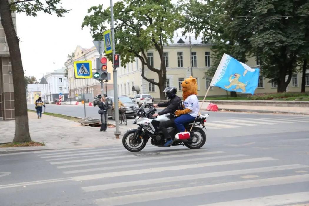 Барсик на мотоцикле отправился на избирательные участки Пскова